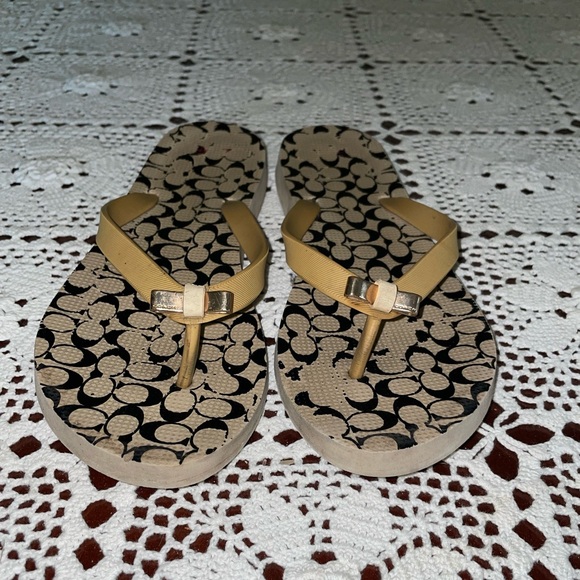 Coach Amel Gold Bow Sandal Flip Flops Size 7-8 Women’s Tan - Picture 2 of 5